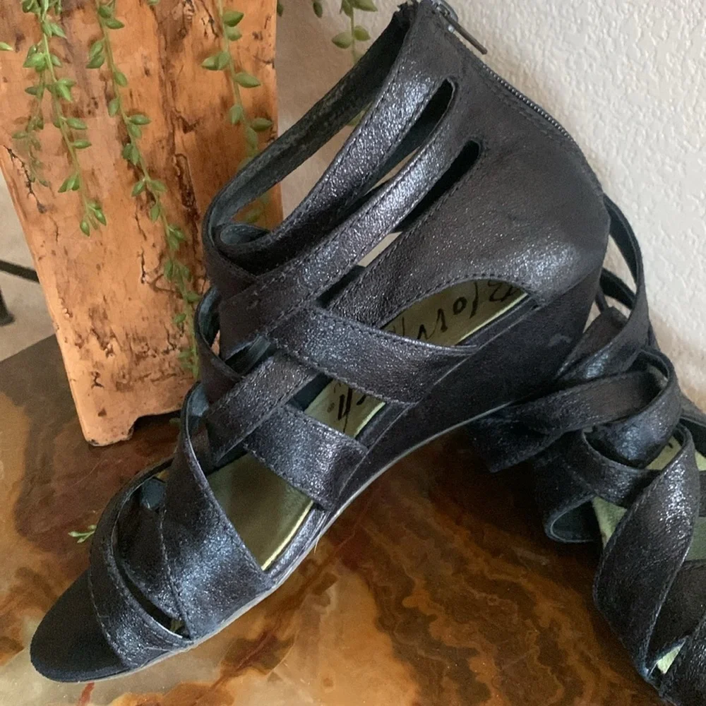 BLOWFISH black strappy leather wedge sandals, textured, back zip, 2” heel. 9 - Picture 3 of 17